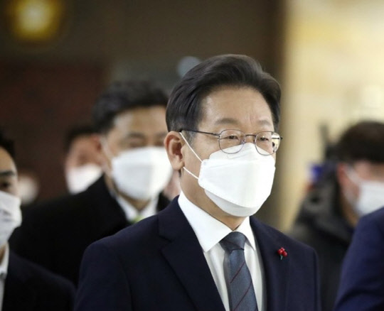 이재명 더불어민주당 대선후보가 22일 오후 서울 여의도 국회에서 열린 의원총회에 참석하기 위해 이동하고 있다. <연합뉴스>